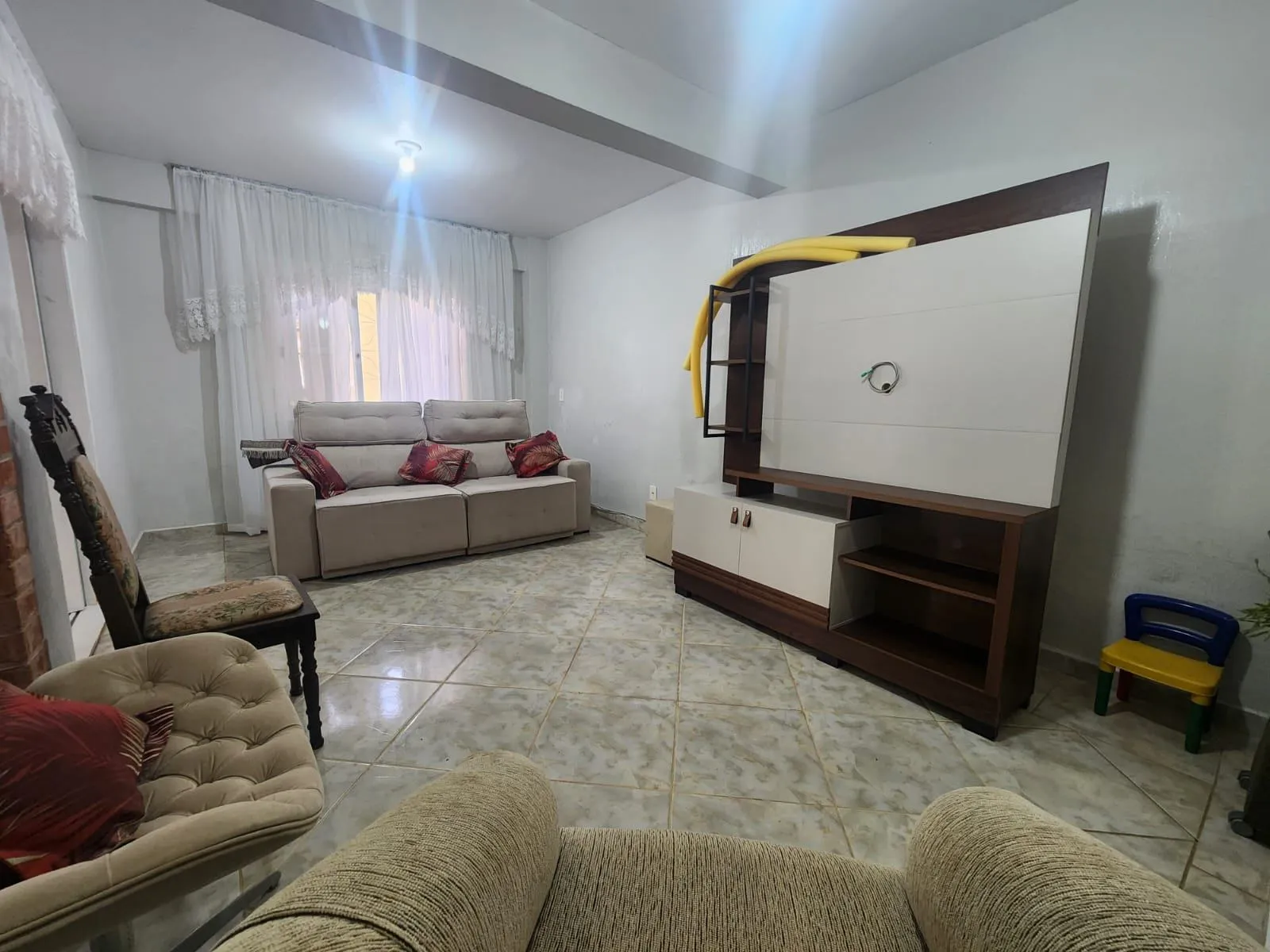 Casa à venda no Balneário Valverde, Laranjal - 268 m², 5 quartos (sendo 2 suítes), lareira e espaço gourmet com piscina.