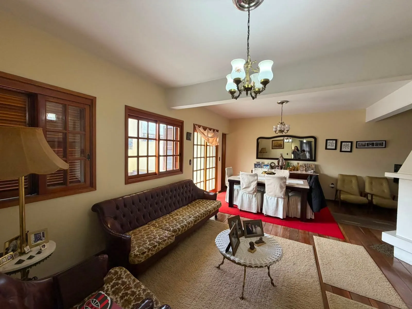 Casa de esquina à venda no centro de Pelotas - 230 m², 3 quartos (sendo 2 suítes), excelente potencial comercial e garagem para até 12 veículos..