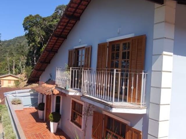 Casa com 648m² 5 quartos e 3 banheiros, à venda, no bairro Mosela em Petrópolis