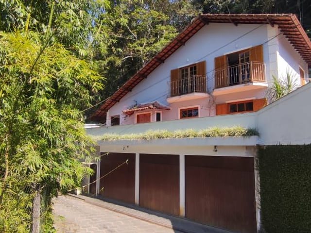 Casa com 648m² 5 quartos e 3 banheiros, à venda, no bairro Mosela em Petrópolis