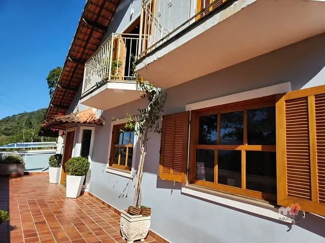 Casa com 648m² 5 quartos e 3 banheiros, à venda, no bairro Mosela em Petrópolis