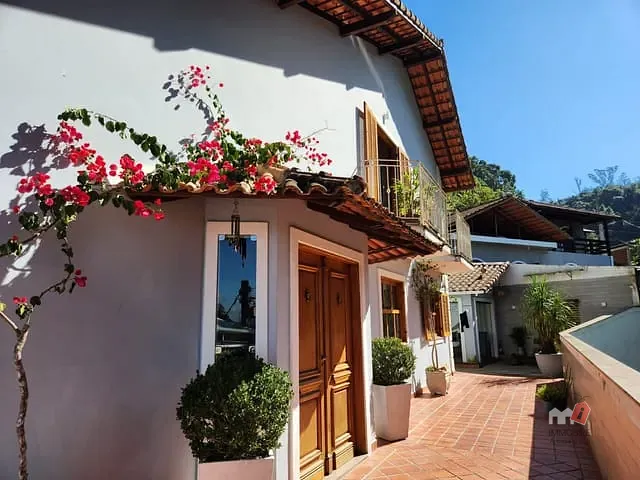 Casa com 648m² 5 quartos e 3 banheiros, à venda, no bairro Mosela em Petrópolis