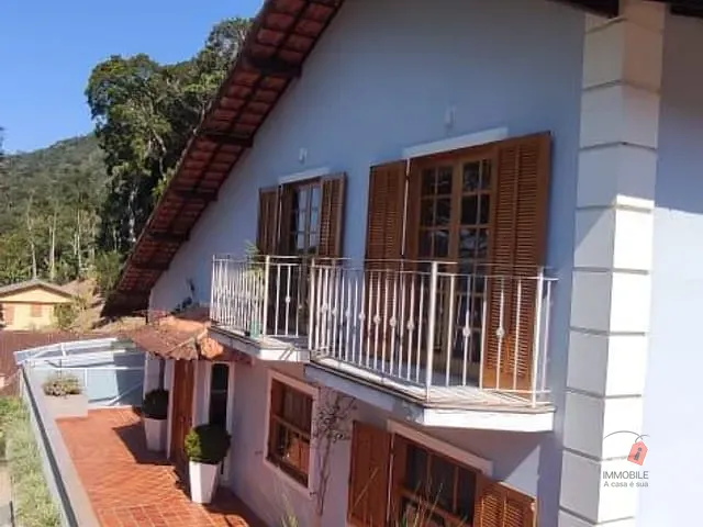 Casa com 648m² 5 quartos e 3 banheiros, à venda, no bairro Mosela em Petrópolis