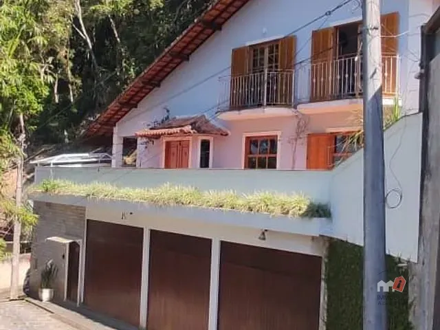 Casa com 648m² 5 quartos e 3 banheiros, à venda, no bairro Mosela em Petrópolis