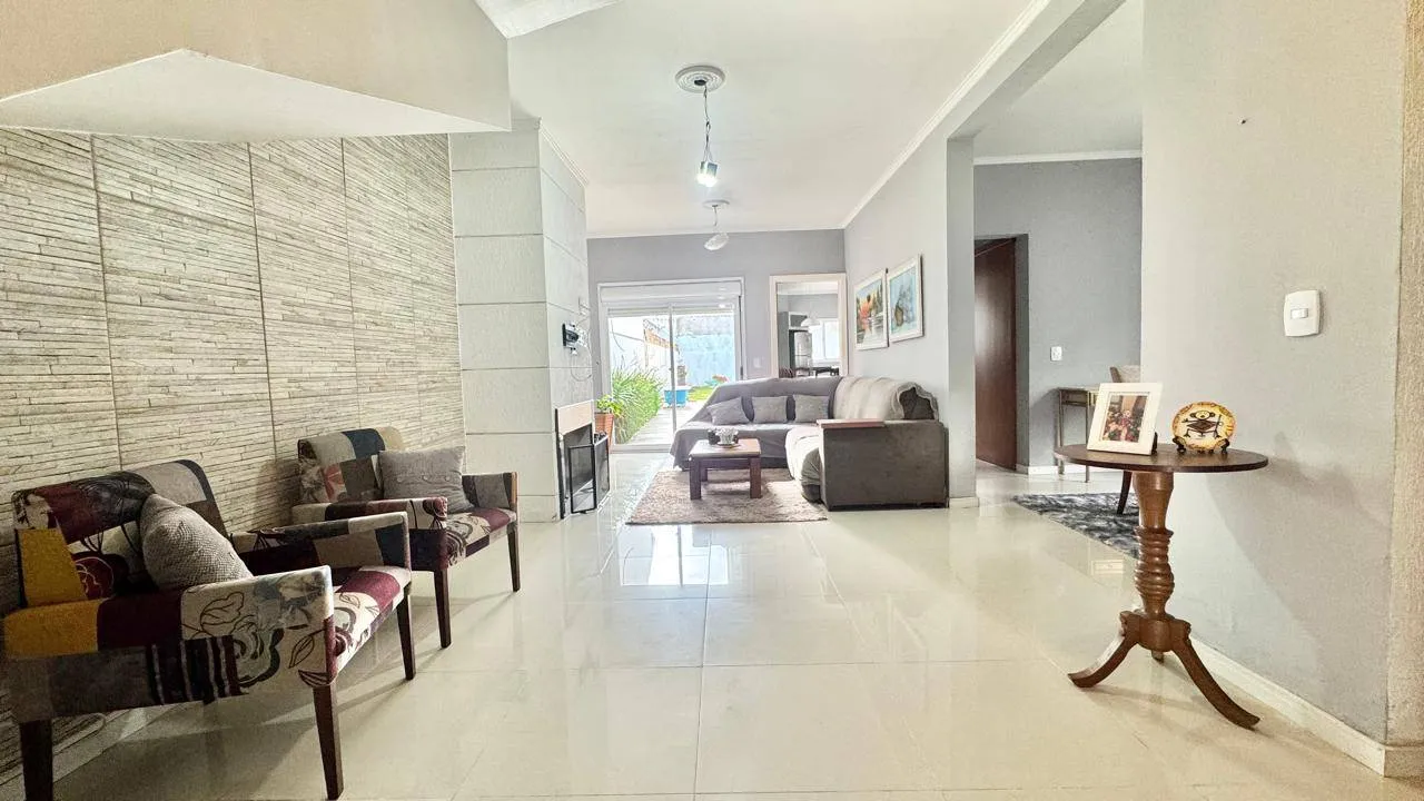 Casa à venda no Areal, Pelotas - 180 m², 3 quartos (sendo 1 suíte), sala com lareira, terraço e amplo pátio.