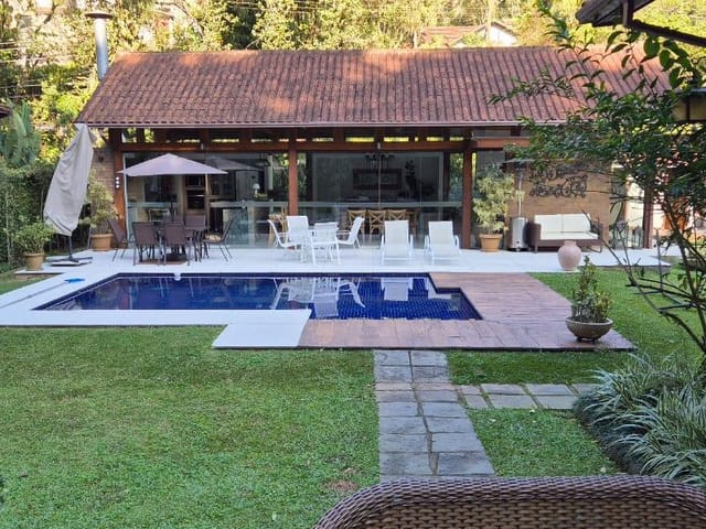 Casa com 4500m² 4 quartos e 4 banheiros, à venda, no bairro Quitandinha em Petrópolis