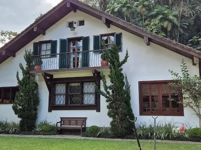 Casa com 4500m² 4 quartos e 4 banheiros, à venda, no bairro Quitandinha em Petrópolis