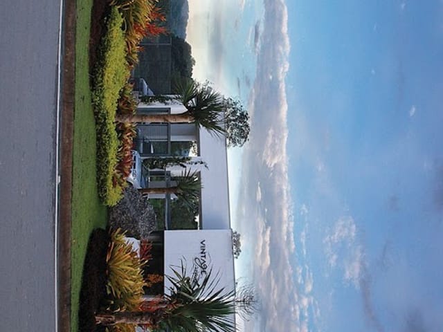 Casa com 832m² 4 quartos e 6 banheiros, à venda, no bairro Rio Cotia em Cotia