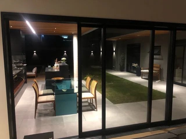 Casa com 600m² 3 quartos e 6 banheiros, à venda, no bairro Condomínio Residencial Colinas do Paratehy em São José dos Campos