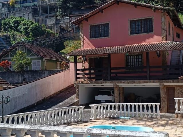Casa com 5900m² 10 quartos e 2 banheiros, à venda, no bairro Vila Militar em Petrópolis