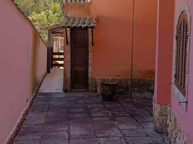 Casa com 5900m² 10 quartos e 2 banheiros, à venda, no bairro Vila Militar em Petrópolis