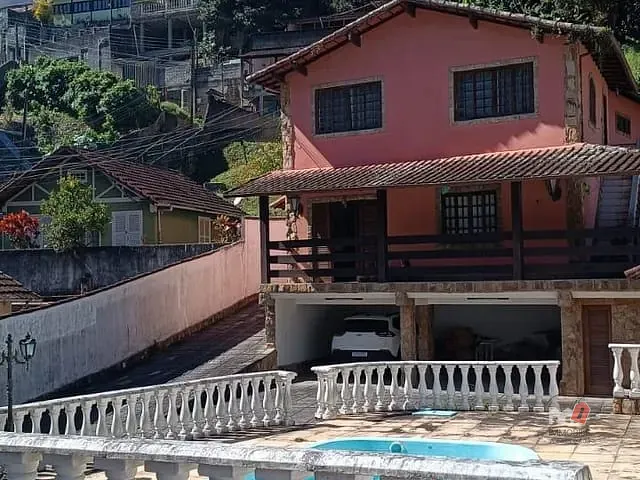 Casa com 5900m² 10 quartos e 2 banheiros, à venda, no bairro Vila Militar em Petrópolis