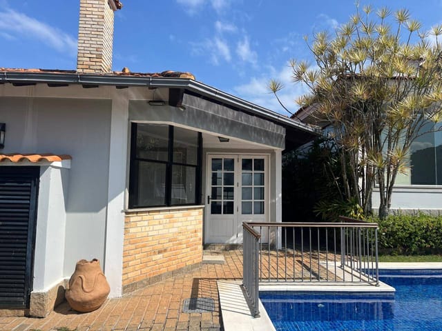 Casa com 700m² 5 quartos e 8 banheiros, à venda, no bairro Centro em Petrópolis