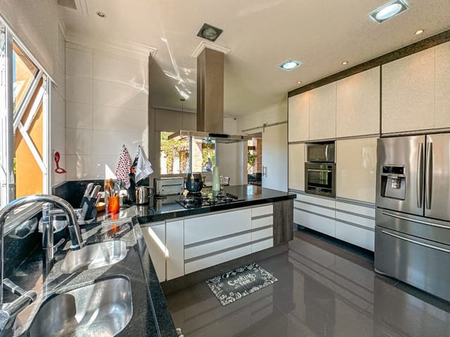 Casa com 1360m² 4 quartos e 7 banheiros, à venda, no bairro Parque Dom Henrique em Cotia
