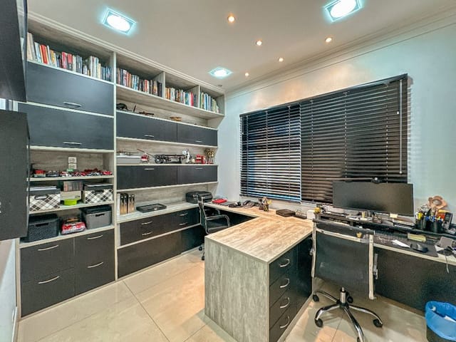 Casa com 1360m² 4 quartos e 7 banheiros, à venda, no bairro Parque Dom Henrique em Cotia