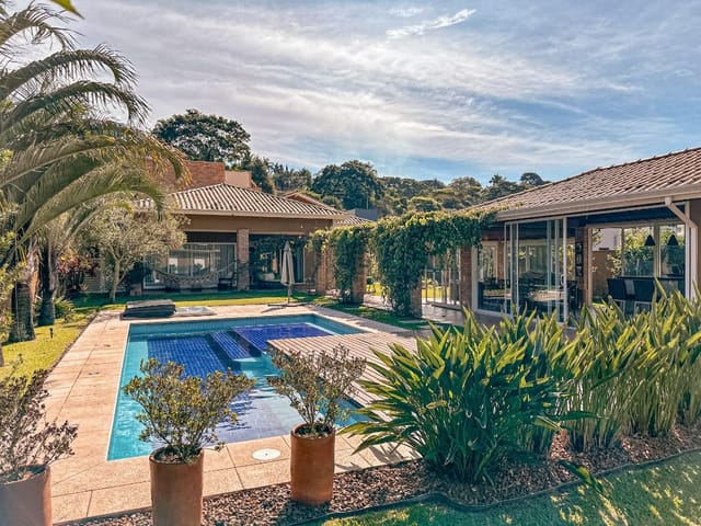 Casa com 1360m² 4 quartos e 7 banheiros, à venda, no bairro Parque Dom Henrique em Cotia