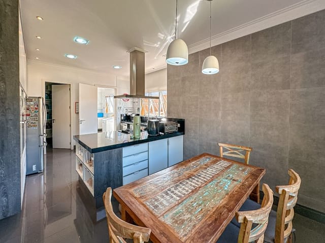 Casa com 1360m² 4 quartos e 7 banheiros, à venda, no bairro Parque Dom Henrique em Cotia