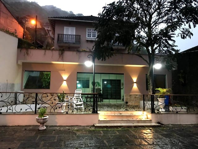 Casa com 760m² 4 quartos e 4 banheiros, à venda, no bairro Duarte Silveira em Petrópolis