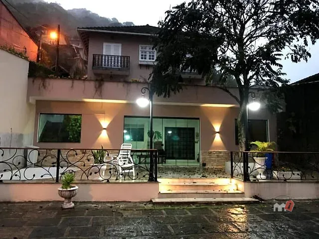 Casa com 760m² 4 quartos e 4 banheiros, à venda, no bairro Duarte Silveira em Petrópolis