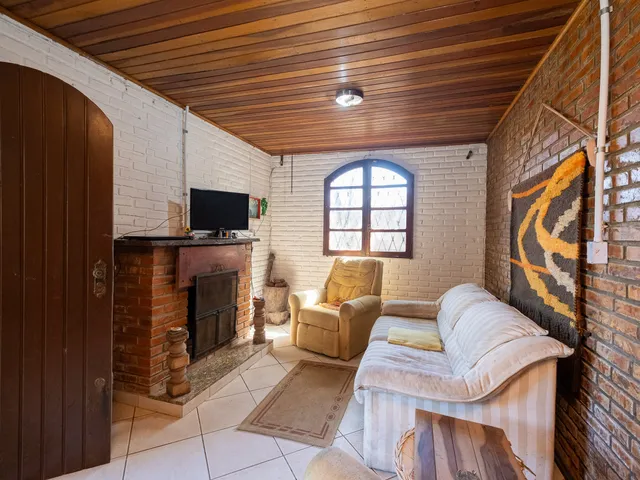 Casa com 300m² 3 quartos e 2 banheiros, à venda, no bairro Laranjal em Pelotas