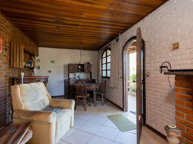 Casa com 300m² 3 quartos e 2 banheiros, à venda, no bairro Laranjal em Pelotas
