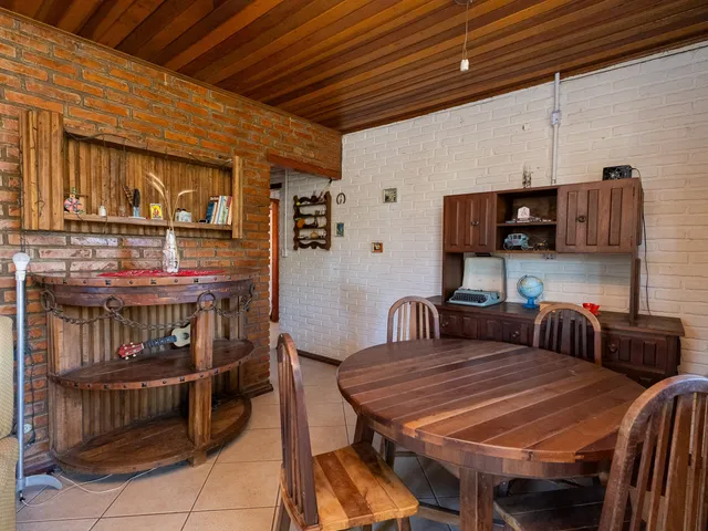 Casa com 300m² 3 quartos e 2 banheiros, à venda, no bairro Laranjal em Pelotas
