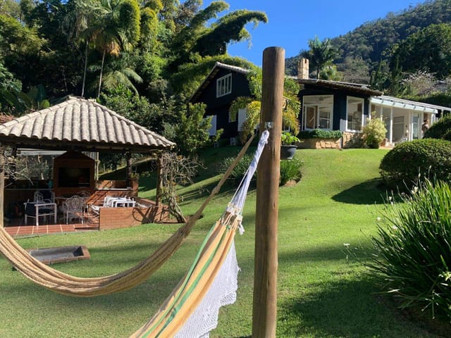 Casa com 2230m² 4 quartos e 5 banheiros, à venda, no bairro Vale do Cuiabá em Petrópolis