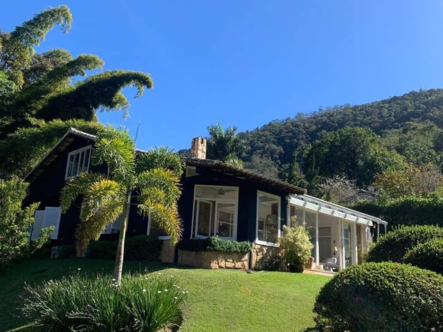 Casa com 2230m² 4 quartos e 5 banheiros, à venda, no bairro Vale do Cuiabá em Petrópolis