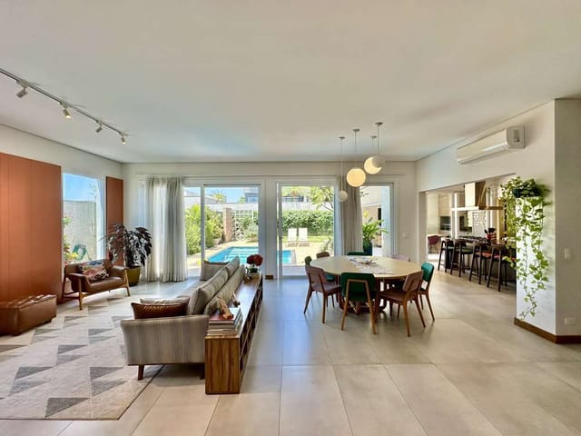 Casa com 525m² 4 quartos e 5 banheiros, à venda, no bairro Granja Viana em Carapicuíba