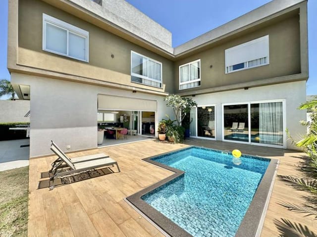 Casa com 525m² 4 quartos e 5 banheiros, à venda, no bairro Granja Viana em Carapicuíba