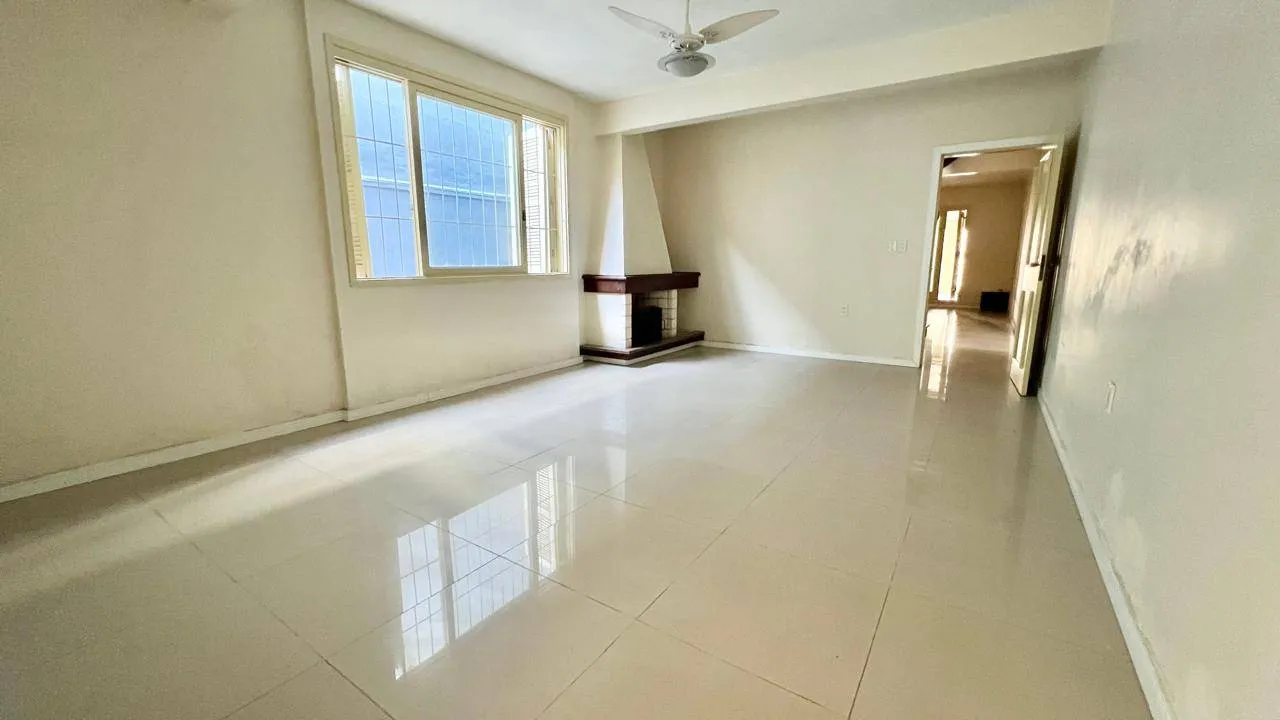 Casa à venda na Av. Domingos de Almeida, Areal - 280 m², 3 quartos (sendo 1 suíte), lareira, espaço gourmet com churrasqueira e garagem.