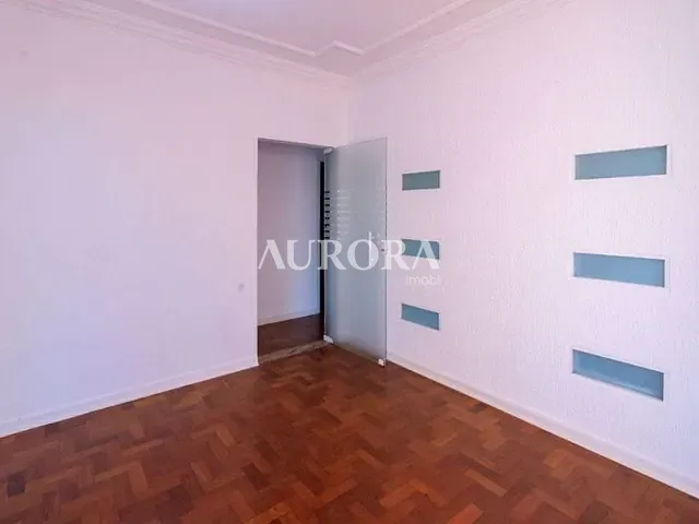 Casa com 330m² 4 quartos e 4 banheiros, à venda, no bairro Petrópolis em Londrina
