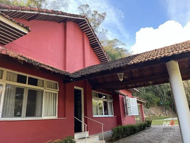Casa com 14850m² 5 quartos e 2 banheiros, à venda, no bairro Corrêas em Petrópolis