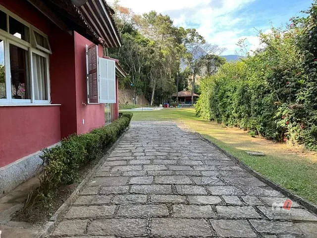 Casa com 14850m² 5 quartos e 2 banheiros, à venda, no bairro Corrêas em Petrópolis