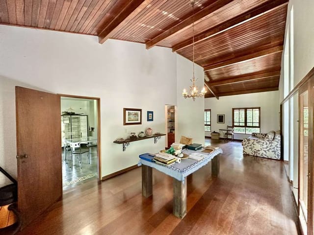 Casa com 1400m² 4 quartos e 5 banheiros, à venda, no bairro Recanto Inpla em Carapicuíba