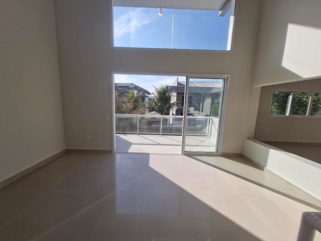 Casa com 450m² 3 quartos e 4 banheiros, à venda, no bairro Terras do Madeira em Carapicuíba