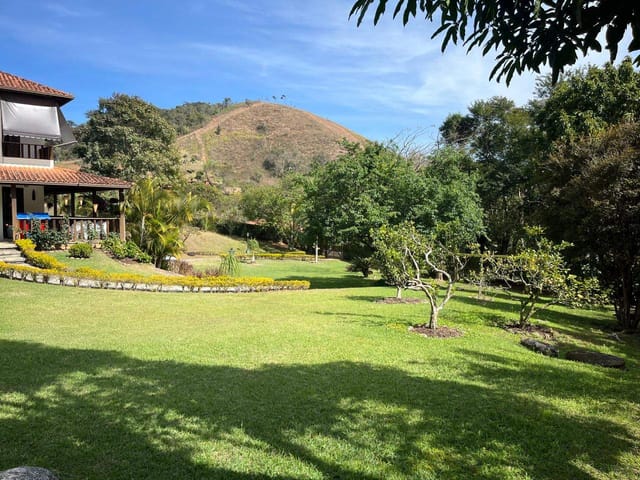 Casa com 2475m² 4 quartos e 4 banheiros, à venda, no bairro Samambaia em Petrópolis