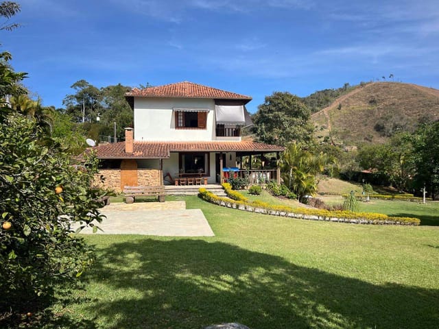 Casa com 2475m² 4 quartos e 4 banheiros, à venda, no bairro Samambaia em Petrópolis
