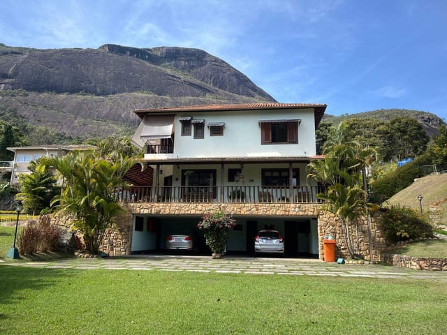 Casa com 2475m² 4 quartos e 4 banheiros, à venda, no bairro Samambaia em Petrópolis