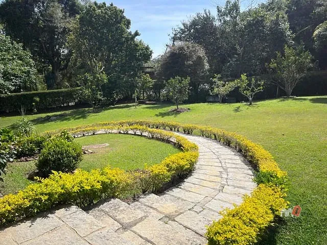 Casa com 2475m² 4 quartos e 4 banheiros, à venda, no bairro Samambaia em Petrópolis