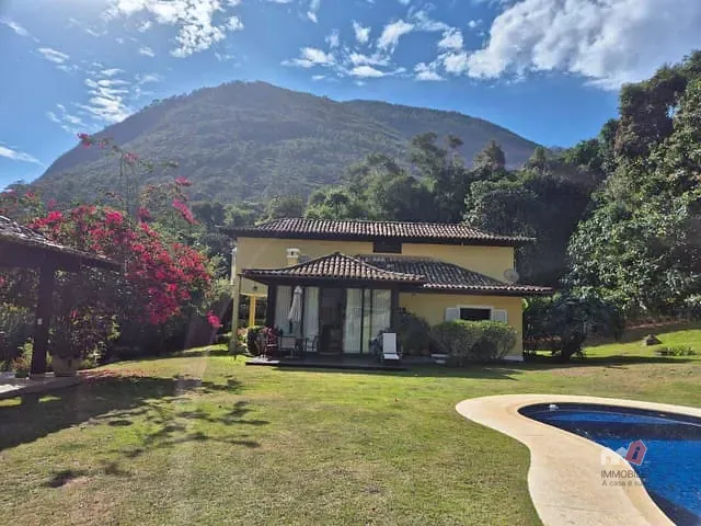 Casa com 2000m² 4 quartos e 6 banheiros, à venda, no bairro Corrêas em Petrópolis