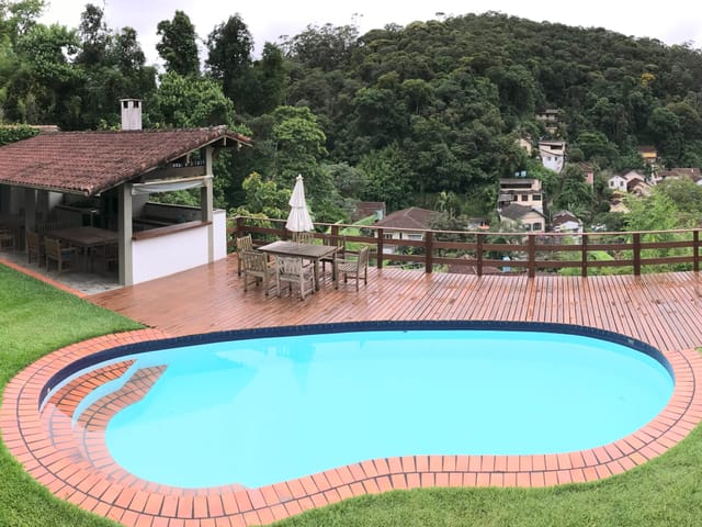 Casa 4 quartos e 2 banheiros, à venda, no bairro Duchas em Petrópolis