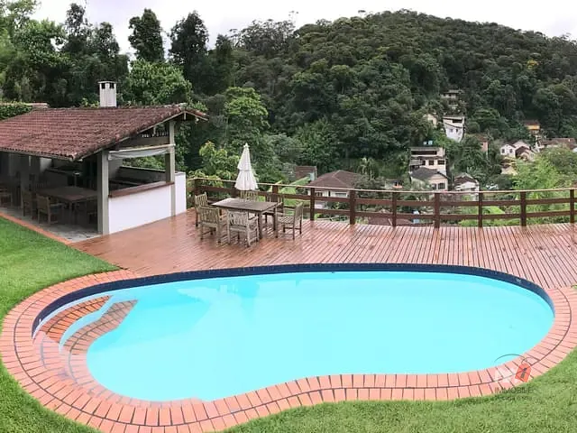 Casa 4 quartos e 2 banheiros, à venda, no bairro Duchas em Petrópolis