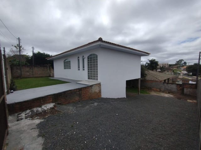 Locação - Casa com 2 quartos, 4 vagas de garagem, 120 m², Colônia Dona Luiza.