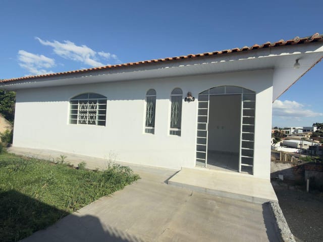 Locação - Casa com 2 quartos, 4 vagas de garagem, 120 m², Colônia Dona Luiza.