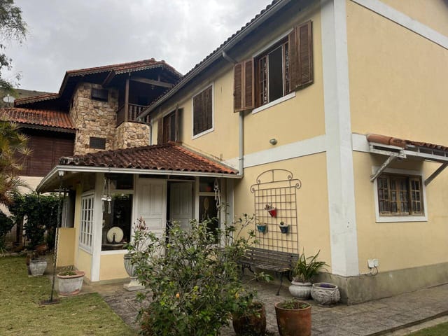 Casa com 458m² 3 quartos e 3 banheiros, à venda, no bairro Retiro em Petrópolis
