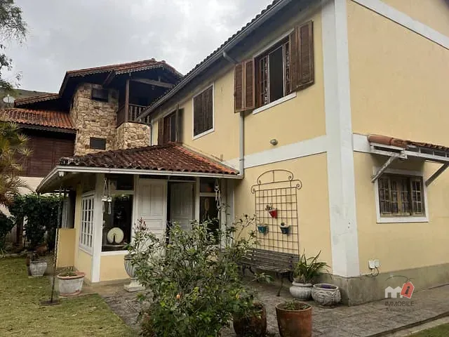 Casa com 458m² 3 quartos e 3 banheiros, à venda, no bairro Retiro em Petrópolis
