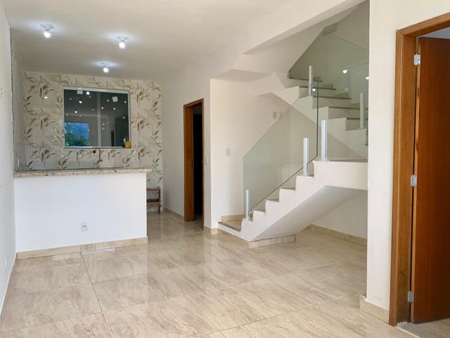 Casa 2 quartos e 2 banheiros, à venda, no bairro Mosela em Petrópolis