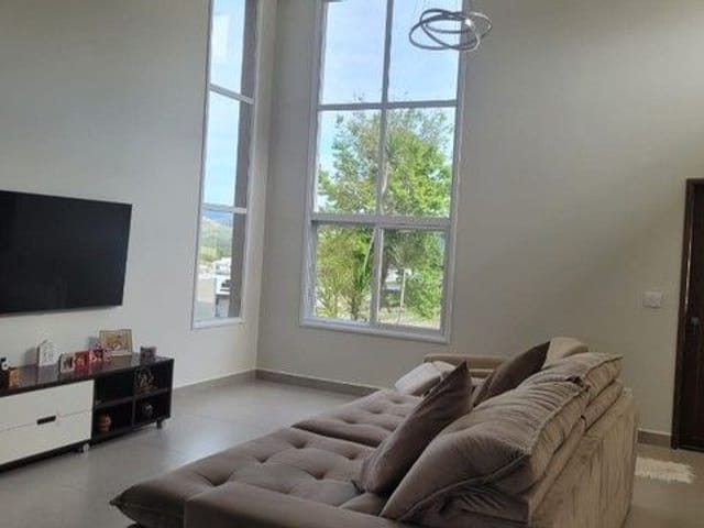Casa com 600m² 4 quartos e 4 banheiros, à venda, no bairro Condomínio Residencial Colinas do Paratehy em São José dos Campos