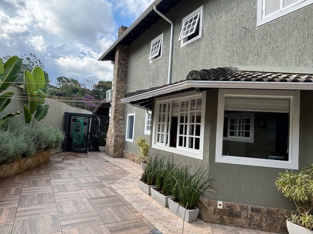 Casa com 1200m², à venda, no bairro Carangola em Petrópolis